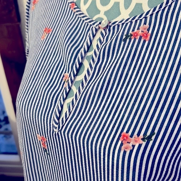Blue and white stripe top with pops of floral size M - Picture 3 of 6